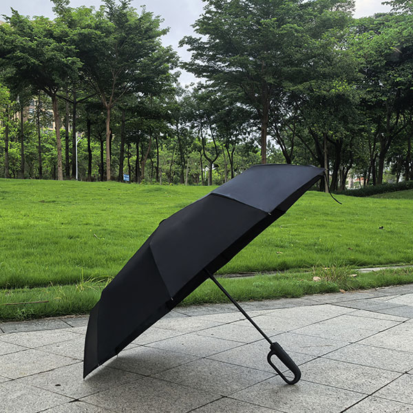 懸掛自開(kāi)收雨傘、雨傘生產(chǎn)工廠、自開(kāi)收20骨加固雨傘